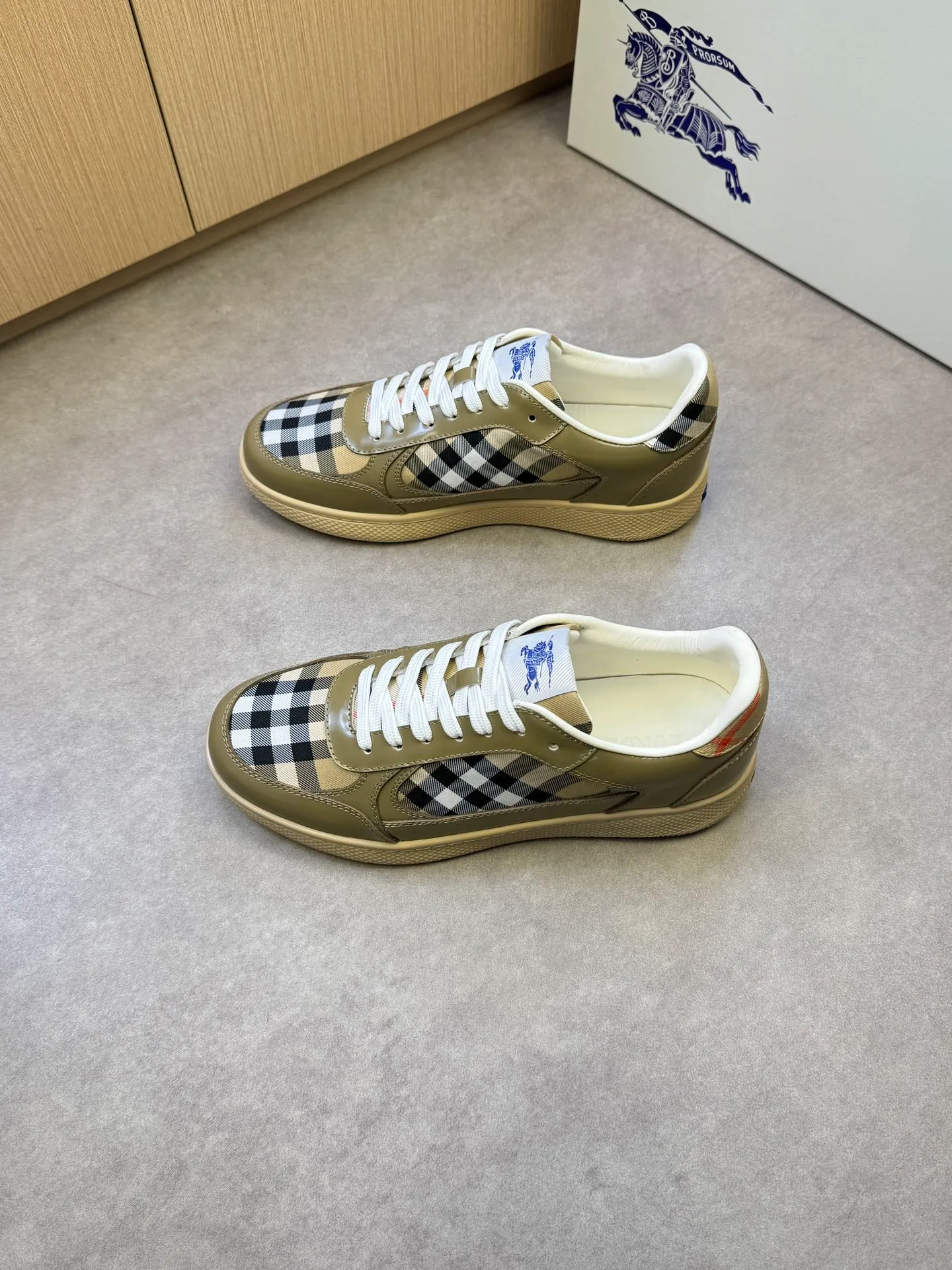 P400 [BURBERRY] Burberry casual sports sneakers - Upper: imported 🔝 open edge beaded calfskin, brand totem cloth, tongue brand cloth label - Inner: water-dyed cowhide - Outsole: ultra-light TPR rubber; two-color molded outsole - Super high quality control·Fine workmanship: highlighted (high-end, extravagance, grade) -Size: 38-44 (Male 45, can be customized)·BBR0372